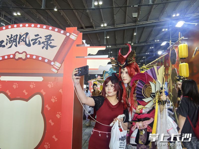 限定周边礼品与互动体验，吸引大批游戏玩家驻足打卡拍照。
