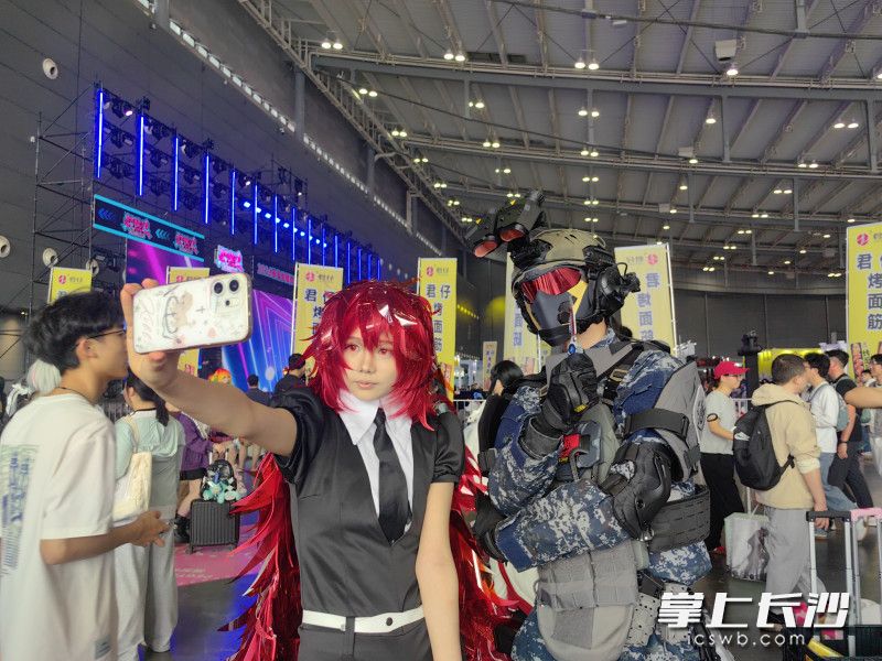 长沙国际会展中心内人声鼎沸、次元氛围拉满。 均为星沙时报记者李丹摄