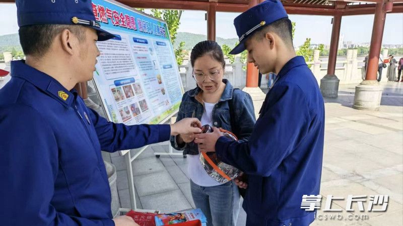 消防宣传员向市民宣传防火知识。 长沙晚报通讯员 董文文 摄
