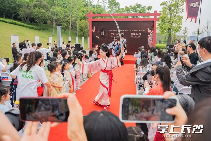汉长沙国教育活动，在长沙蓬勃发展。