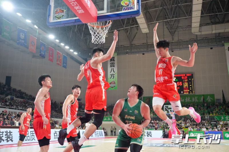 长沙队双人防守。