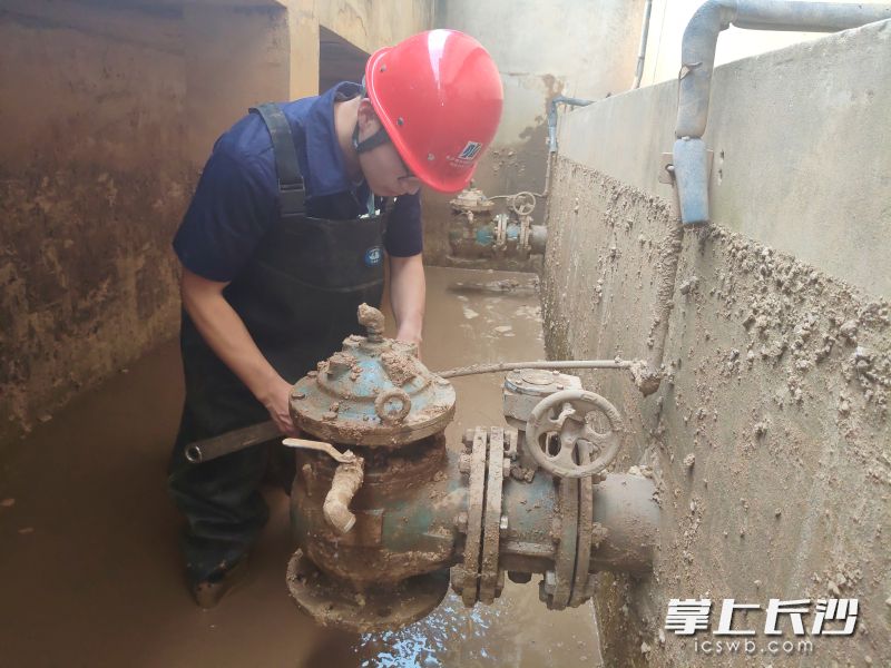 冯宇豪正在维修快开排泥阀。