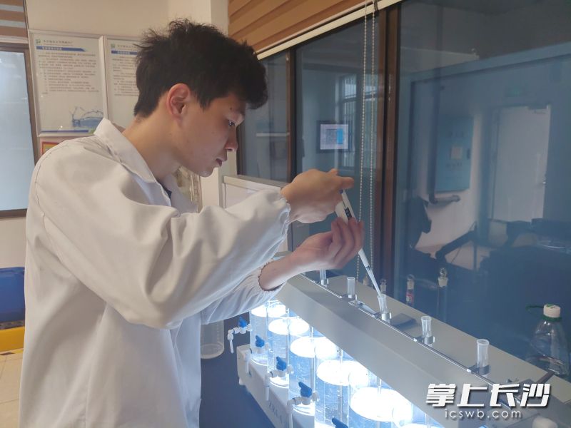 陈嘉荣在进行水质检测。均为长沙晚报全媒体记者 王珂 摄