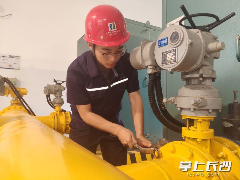 冯宇豪在反冲洗泵房检查设备状态。