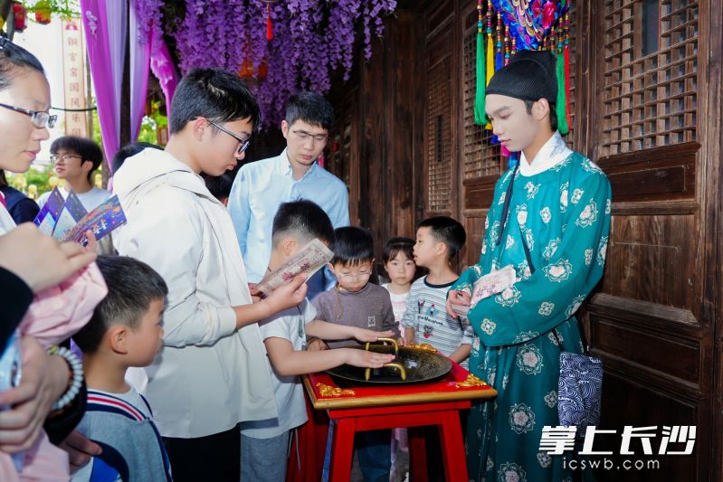 游客可亲身体验唐代铜官窑的商战智慧与非遗瓷艺魅力。