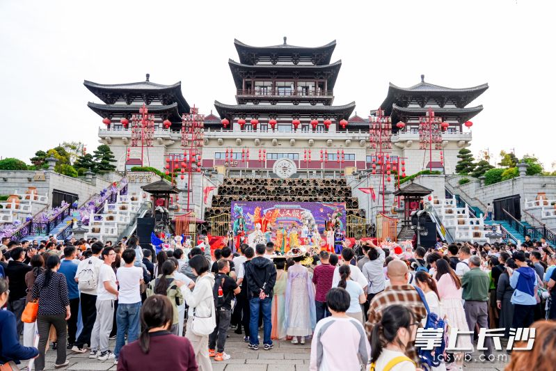“五一”假期，长沙铜官窑国风乐园“全民汉服节”上线。除署名外，均为主办方供图
