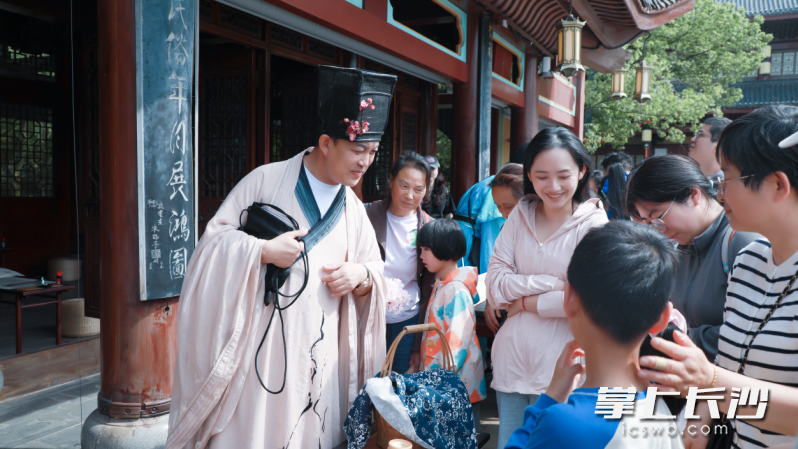 “国民村长”李锐扮演“苏东坡”与游客互动。除署名外，均为主办方供图
