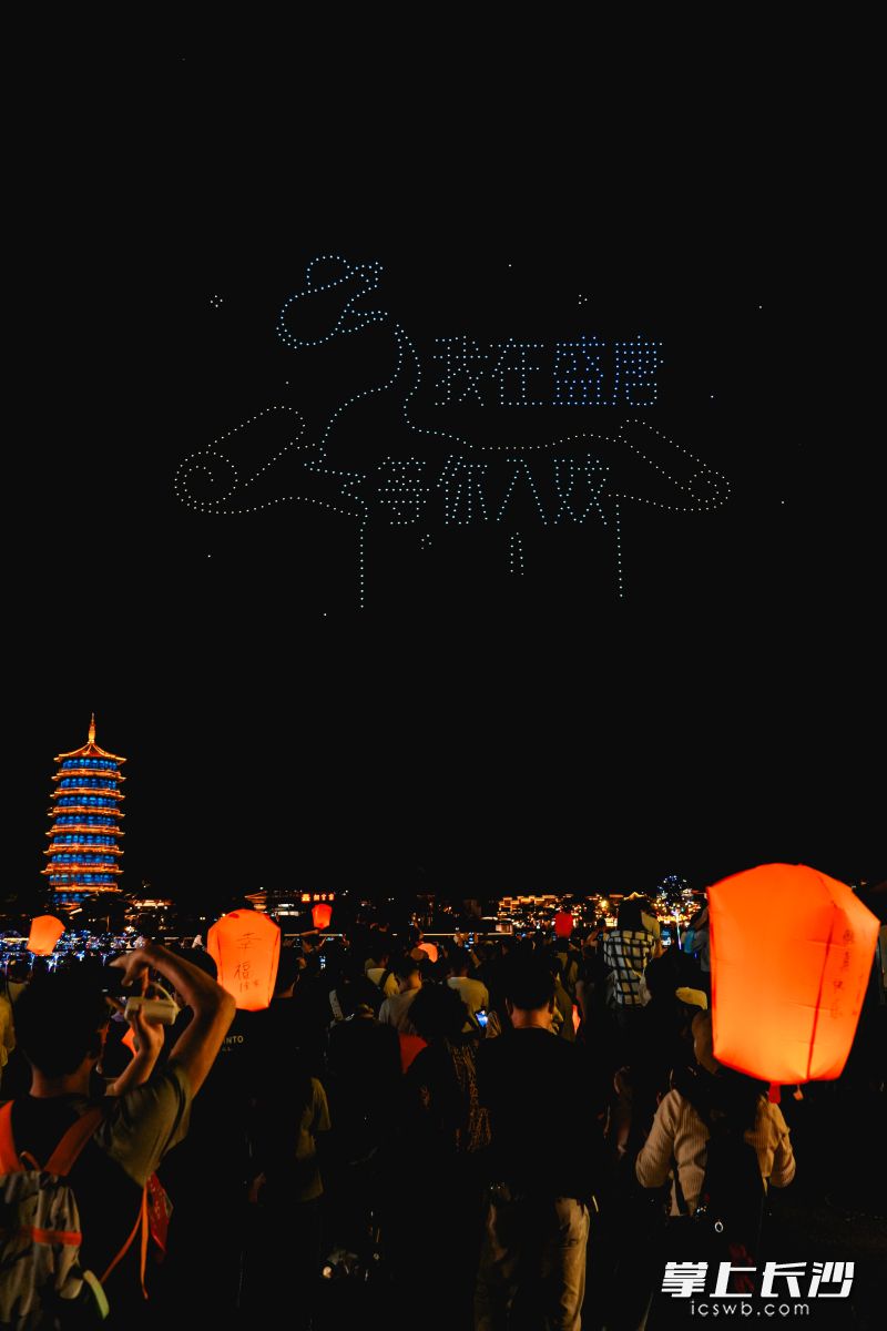 千架无人机在夜空中摆出各种造型。