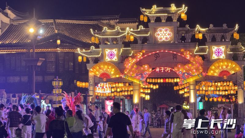 夜晚的铜官窑灯火璀璨，仿佛漫步在古代街巷。长沙晚报全媒体记者 佘倩文 摄