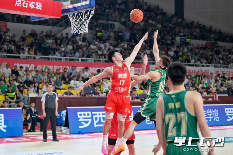 陈天灿封盖对手投篮。