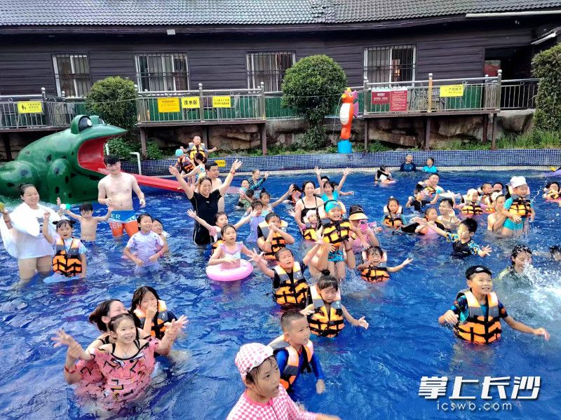 温泉水上乐园成了亲子家庭最爱。