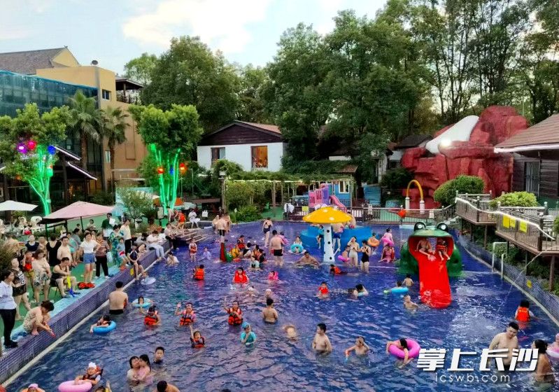 灰汤金太阳温泉景区，亲子家庭、年轻游客纷至沓来。均为长沙晚报全媒体记者 贺文兵 摄