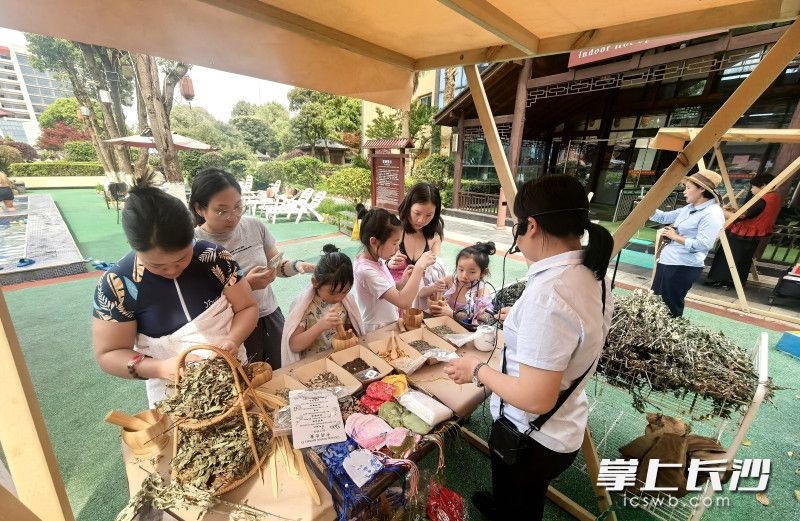 游客体验中药香囊手工制作。
