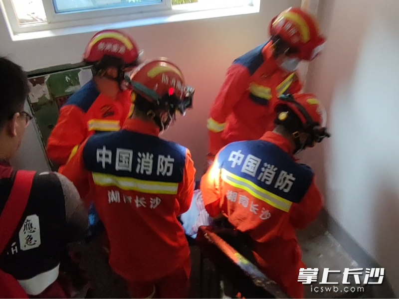消防员正在转运受伤老人。 长沙晚报通讯员 罗霜操 摄