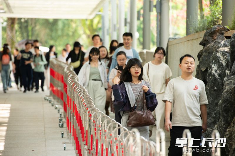 游客们从融合广场进入观众服务中心检票。