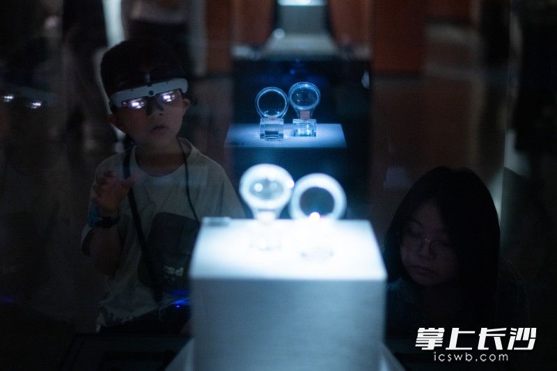 一位小游客头戴AR导览眼镜在观展。