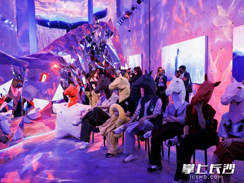 馆内携手北京舞蹈学院创意学院打造环境舞蹈展演。
