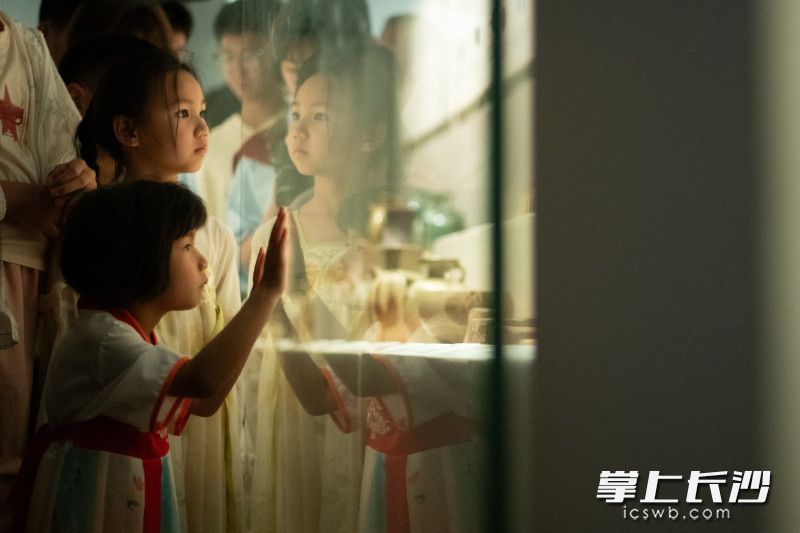 5月3日，小游客们在公益讲解员的讲解下参观。均为长沙晚报全媒体记者 黄启晴 摄影报道