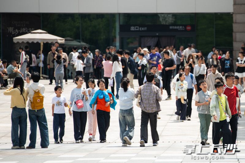 参观完省博后，游客走入博物馆西广场继续游览。