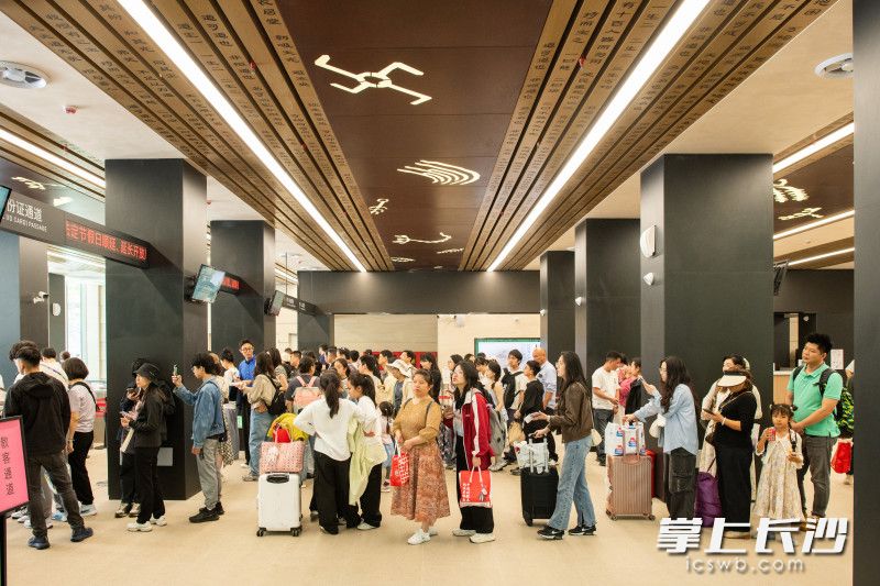 湖南省博物馆观众服务中心，游客通过闸机检票进入省博。均为长沙晚报全媒体记者 黄启晴 摄