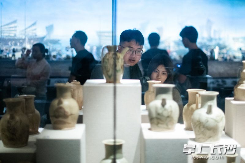 游客们在观展。
