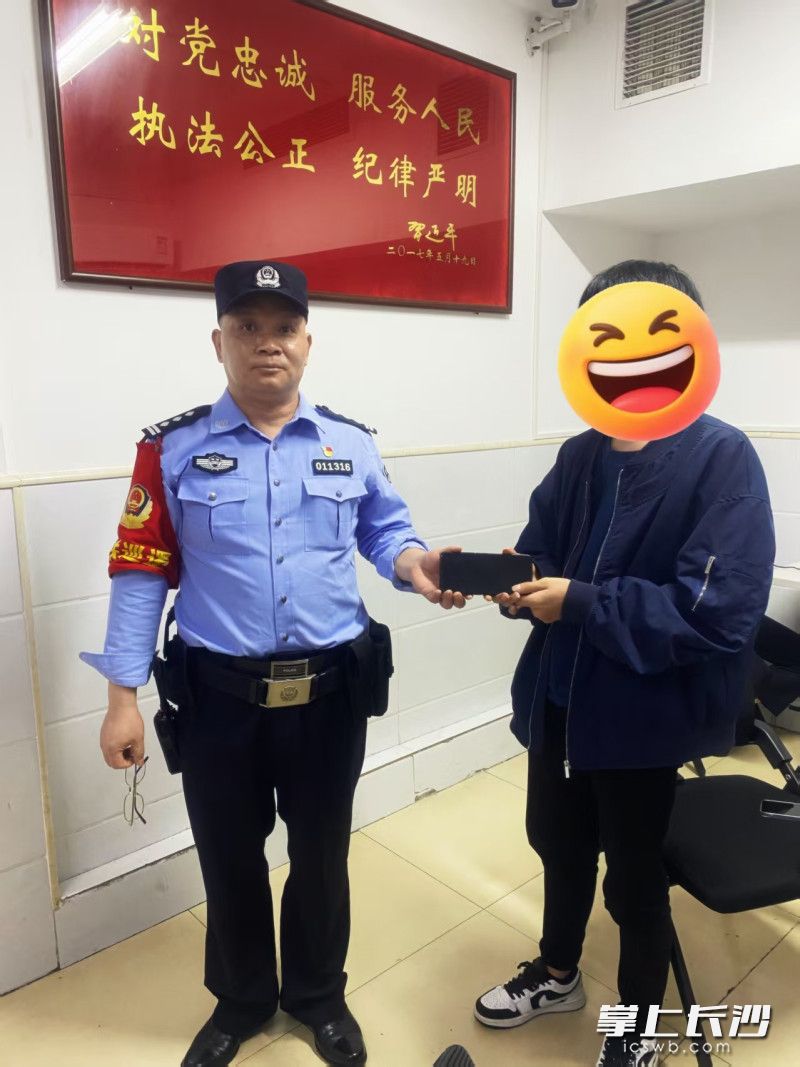 学生拿回了自己的手机。