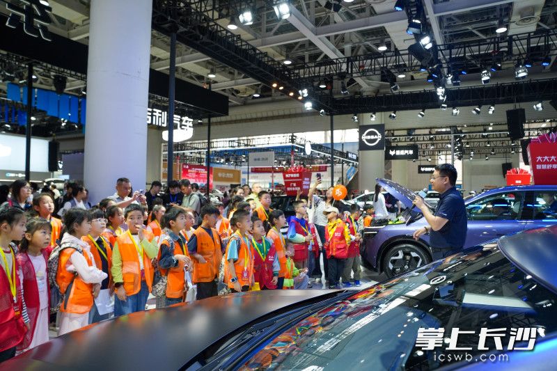 2026湖南车展现场，近600平方米的专属新车首发展区吸引了小记者们的目光。均为长沙晚报全媒体记者 邓迪摄