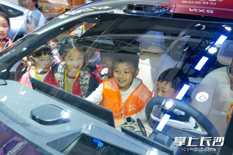 2026湖南车展上，让众多小记者在互动体验中感受汽车科技的魅力。 长沙晚报全媒体记者 邓迪 摄