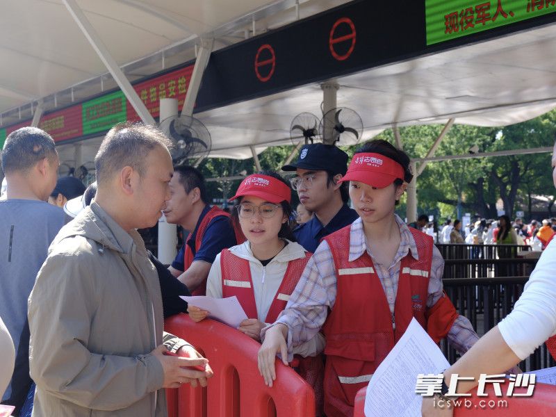 青年志愿者在景区开展志愿服务。均为长沙晚报通讯员 冯叶 黄嘉慧 谢巍巍 供图