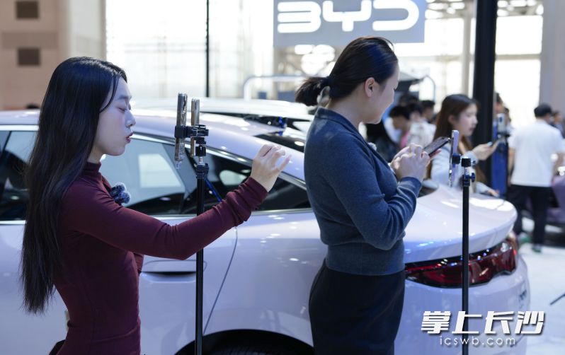 全天候、高密度、高质量的直播矩阵，让2026湖南车展实现线下有声势、线上有流量的双重突破。长沙晚报全媒体记者 邹麟摄
