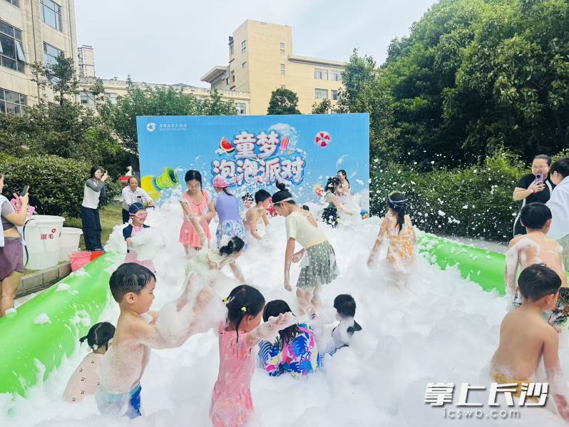 通程温泉大酒店组织的泡泡派对活动让孩子们欢笑一片。宁乡市文旅广体局供图