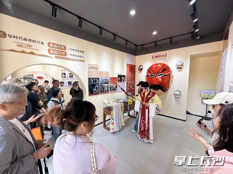 游客在长沙好戏（湘剧）展厅参观体验。