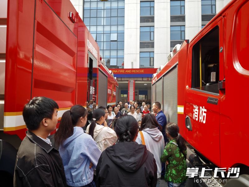 消防宣传员向市民讲解消防安全知识。