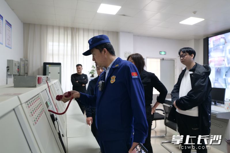 消防员在人员密集场所开展检查。