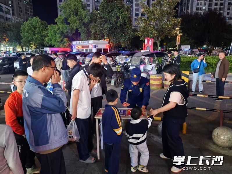 消防员在假期开展消防宣传。