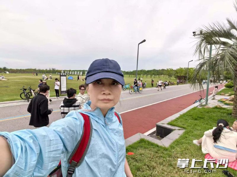 熊亮在松雅湖边自拍。