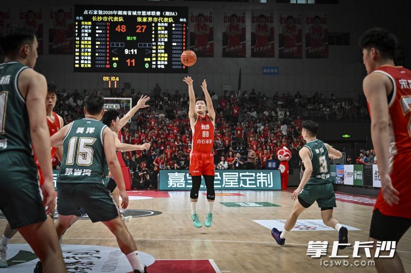 长沙队曹文锋外线三分出手，本场比赛曹文锋砍下32分。