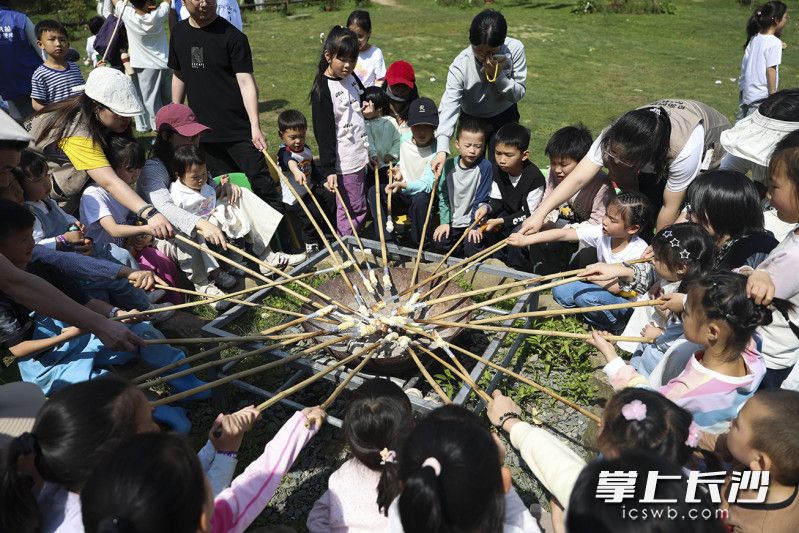 在小帆船亲子营地，孩子们在体验烧烤。
