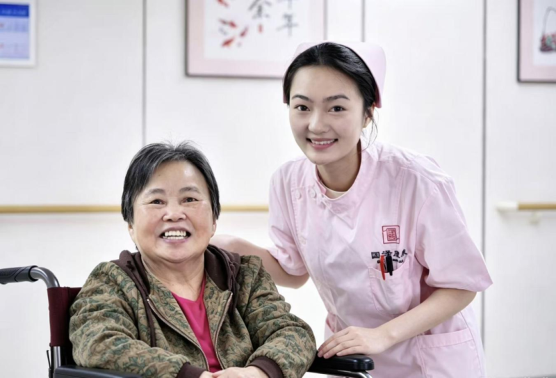 朱诗怡（右）和养老院的老人。图片均为受访者提供