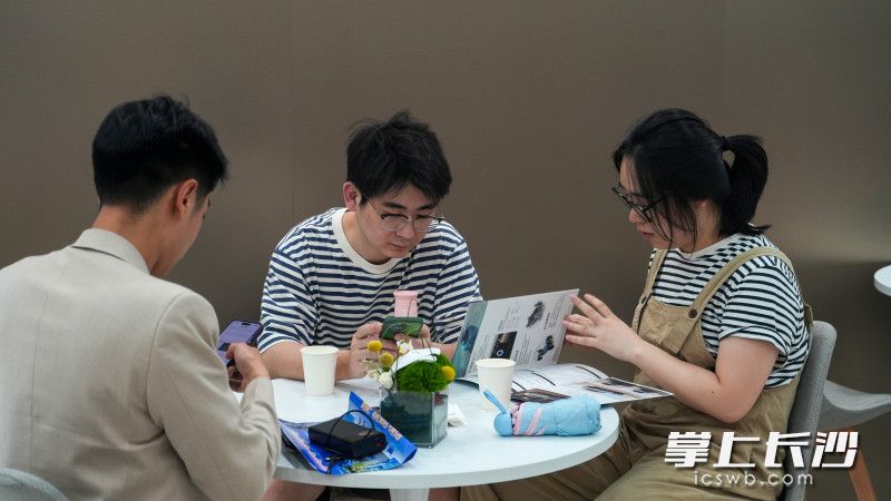 5月4日，五四青年节遇上2026湖南车展，不少青年参展观众来到现场，与爱人、家人一起看车。 均为长沙晚报全媒体记者 易亿 摄
