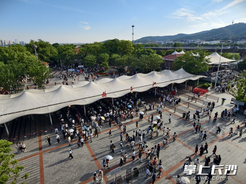 橘子洲作为长沙的文化名片，吸引着众多外地游客。