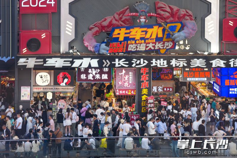 各色小吃琳琅满目，吸引众多游客驻足品尝。