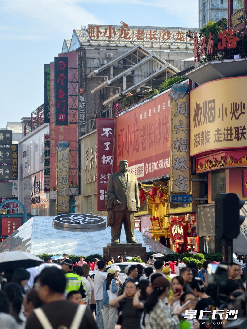黄兴路步行街，聚集了长沙的潮流特色门店。