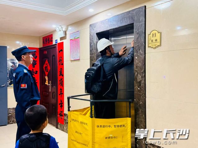 演练过程中，物业及维保人员迅速抵达现场，设置安全警戒区域。