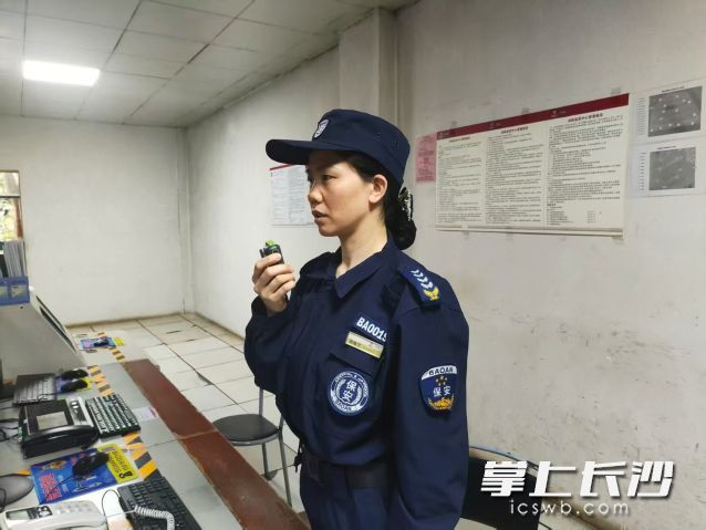 演练模拟电梯运行突发故障、人员被困轿厢的真实场景。