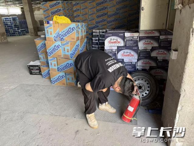 网格员正在检查消防器材是否完好有效。 均为长沙晚报通讯员 邓娟供图