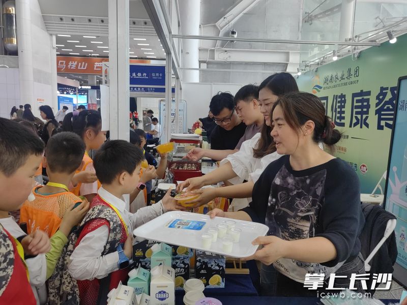 活动现场，为车展校园小记者准备的果冻让大家很是开心。 长沙晚报全媒体记者 吴鑫矾 摄