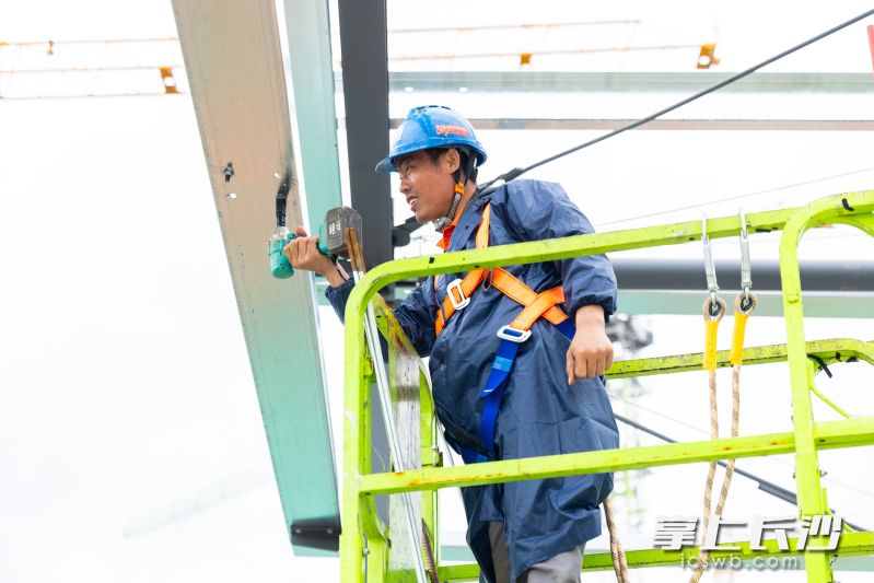 “五一”假期，中建五局长沙奥体中心项目1400余名建设者坚守一线。