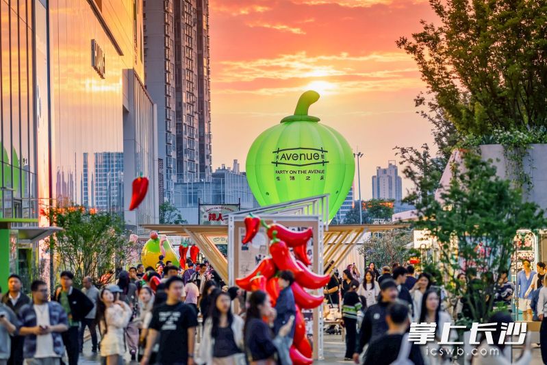 长沙万象城“辣人节”现场的10米巨型辣椒热气球。
