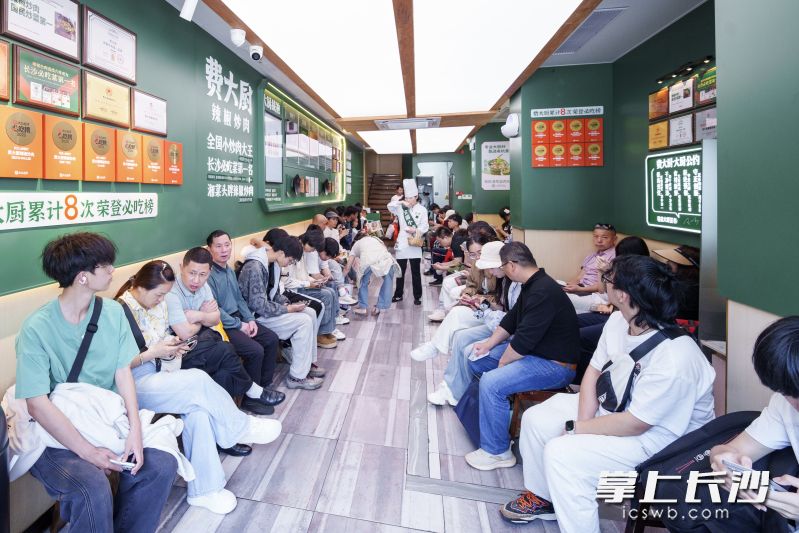 五一假期，费大厨五一商圈多家门店单日取号量均突破千桌。 均为通讯员供图